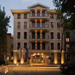 3* Hotel Famous House